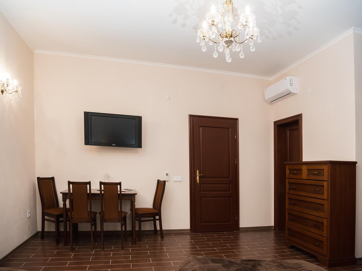 Hotel  BOUTIQUE Oezjhorod Buitenkant foto